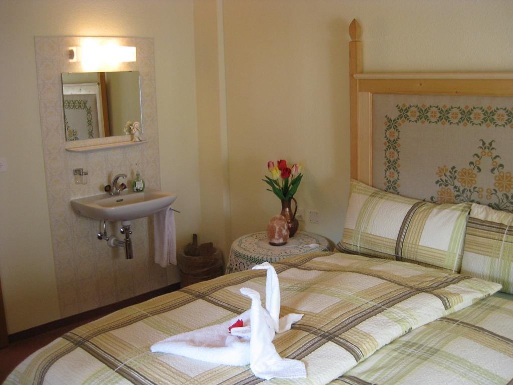 Garni Fluela Susch Hotel Room photo